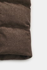 Nahaufnahme der braun melierten Herno Daunenweste aus Seide und Cashmere mit weichem Griff, wärmender Füllung, Slim Fit, Stehkragen, Zwei-Wege-Reißverschluss, schräge Leistentaschen mit Druckknopf, regulierbare Saumweite, mehrfarbigem Innenfutter und zwei