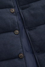 Nahaufnahme aus schräger Perspektive der Polo Ralph Lauren Outdoorweste graublau/schwarz kariert mit sechs Knöpfen, kurzem Stehkragen, softem Baumwollstoff und tonalem Stick-Logo.