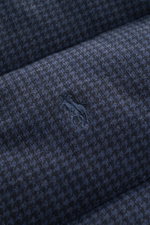 Polo Ralph Lauren Outdoorweste graublau/schwarz kariert in Nahaufnahme, soft, Slim Fit mit Hahnentritt-Muster und tonalem Stick-Logo.