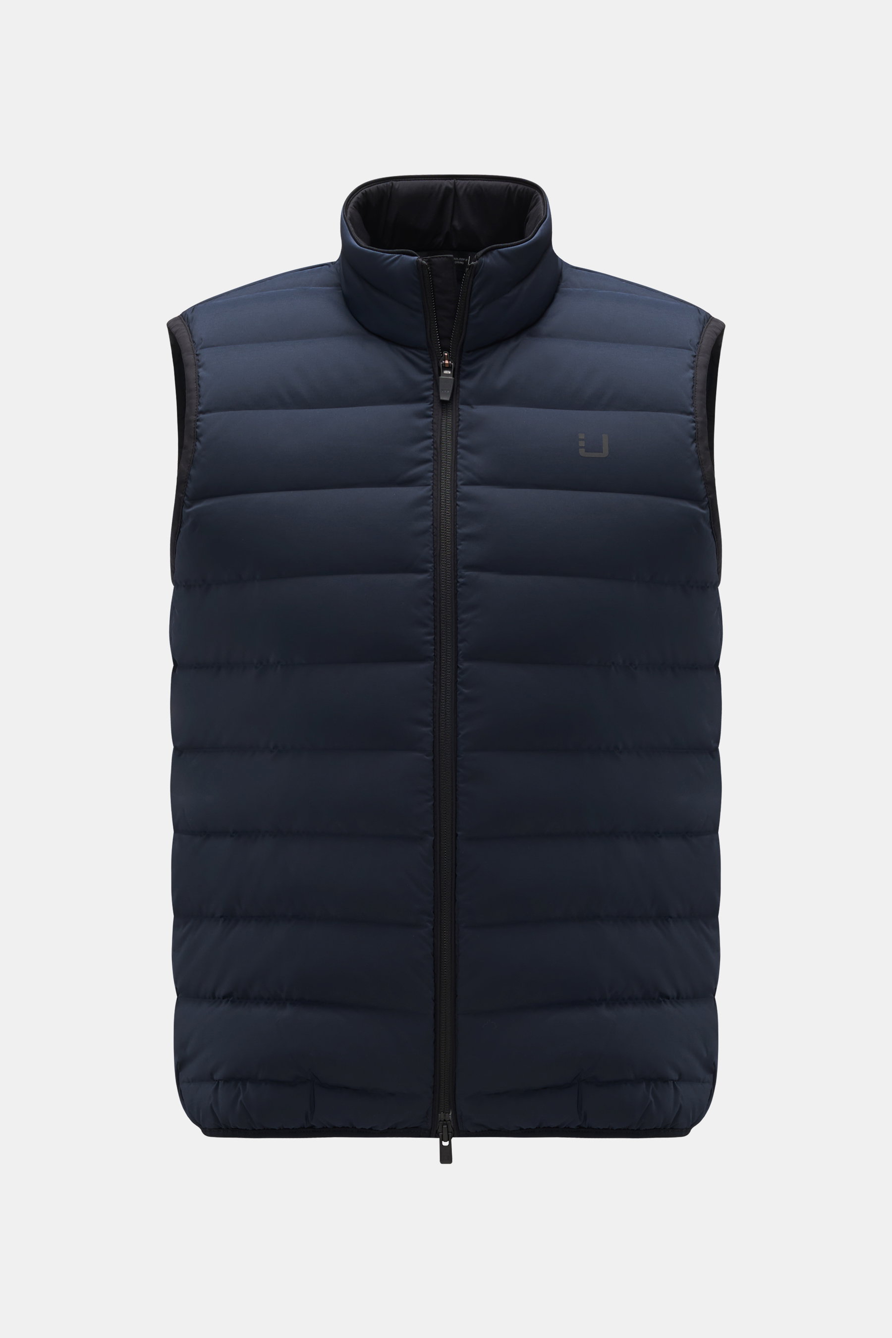 UBR Daunenweste 'Sonic' navy, frontale Nahaufnahme, hochwertige elastische Microfaser, weicher Griff, wasserabweisend, Slim Fit, Zwei-Wege-Reißverschluss, Daunenfüllung, reflektierender Logo-Print.