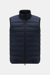 UBR Daunenweste 'Sonic' navy, frontale Nahaufnahme, hochwertige elastische Microfaser, weicher Griff, wasserabweisend, Slim Fit, Zwei-Wege-Reißverschluss, Daunenfüllung, reflektierender Logo-Print.