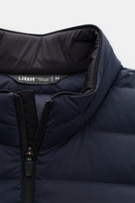 UBR Daunenweste 'Sonic' navy Nahaufnahme des hochschließenden Kragens mit Zwei-Wege-Reißverschluss, Slim Fit, elastisch, wasserabweisend, mit Daunenfüllung.