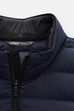 UBR Daunenweste 'Sonic' navy Nahaufnahme des hochschließenden Kragens mit Zwei-Wege-Reißverschluss, Slim Fit, elastisch, wasserabweisend, mit Daunenfüllung.
