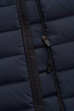 Nahaufnahme der zweiwege Reißverschlüsse der UBR Daunenweste 'Sonic' navy, hochwertige elastische Microfaser, wasserabweisend, Slim Fit, weicher Griff.