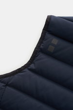 Nahaufnahme der UBR Daunenweste 'Sonic' navy, Slim Fit, hochwertige elastische Microfaser, wasserabweisend, Daunenfüllung, zwei reflektierende Logos.