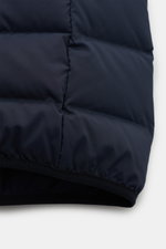 Nahaufnahme der UBR Daunenweste 'Sonic' navy von unten, hochwertige elastische Microfaser, weich, wasserabweisend, Slim Fit, Daunenfüllung.