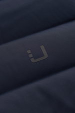 UBR Daunenweste 'Sonic' navy Detailaufnahme von oben, hochwertige elastische Microfaser, glatter Griff, wasserabweisend, Slim Fit, Daunenfüllung.