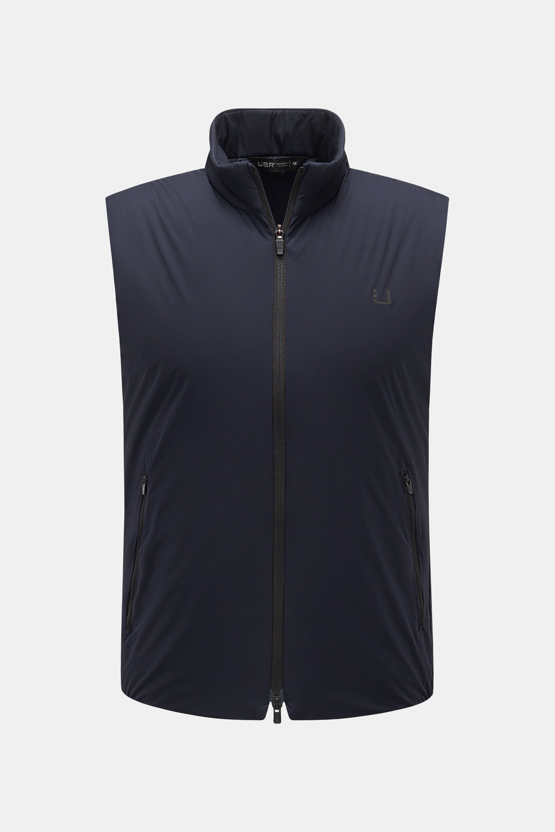 UBR Outdoor-Weste 'Raptor' navy im Slim Fit, frontale Nahaufnahme mit Stehkragen, Zwei-Wege-Reißverschluss, Microfaser, Wattierung, reflektierenden Details.