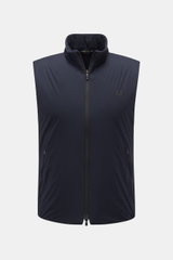 UBR Outdoor-Weste 'Raptor' navy im Slim Fit, frontale Nahaufnahme mit Stehkragen, Zwei-Wege-Reißverschluss, Microfaser, Wattierung, reflektierenden Details.