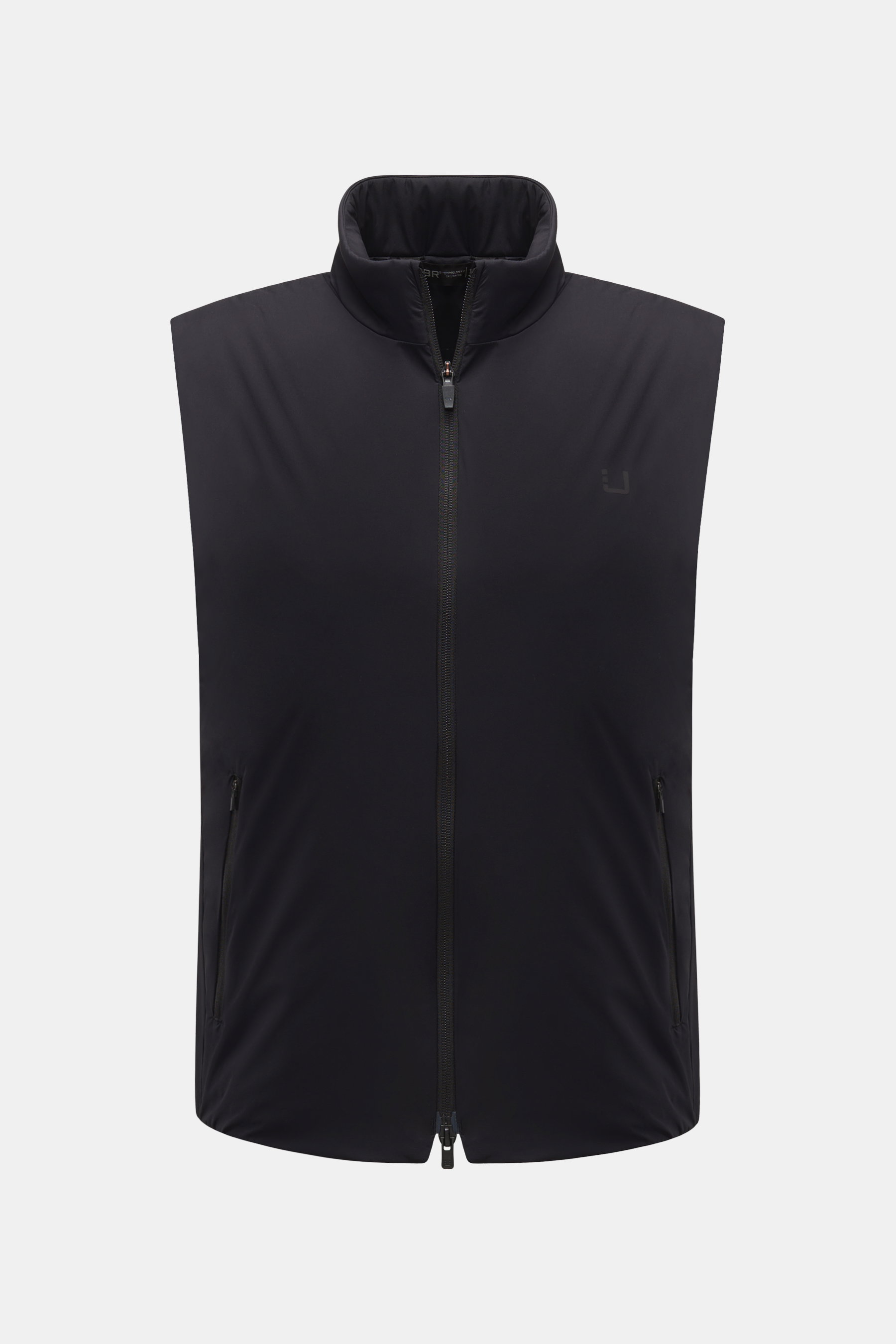 UBR Outdoor-Weste 'Raptor' schwarz, frontale Nahaufnahme, Stehkragen, Zwei-Wege-Reißverschluss, leichte Wattierung, Microfaser, reflektierende Details, schlanker Schnitt.