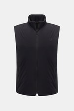 UBR Outdoor-Weste 'Raptor' schwarz, frontale Nahaufnahme, Stehkragen, Zwei-Wege-Reißverschluss, leichte Wattierung, Microfaser, reflektierende Details, schlanker Schnitt.