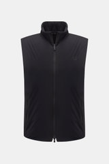 UBR Outdoor-Weste 'Raptor' schwarz, frontale Nahaufnahme, Stehkragen, Zwei-Wege-Reißverschluss, leichte Wattierung, Microfaser, reflektierende Details, schlanker Schnitt.