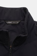UBR Outdoor-Weste 'Raptor' schwarz, Nahaufnahme von Stehkragen und Zwei-Wege-Reißverschluss, hochwertige Microfaser, leichte Wattierung, Slim Fit, reflektierende Details.