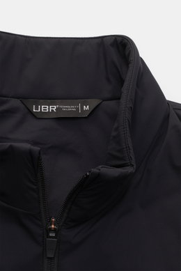 UBR Outdoor-Weste 'Raptor' schwarz, Nahaufnahme von Stehkragen und Zwei-Wege-Reißverschluss, hochwertige Microfaser, leichte Wattierung, Slim Fit, reflektierende Details.