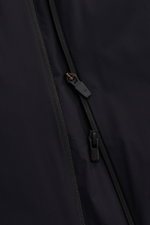 UBR Outdoor-Weste 'Raptor' schwarz aus hochwertiger Microfaser, Slim Fit, leichte Wattierung, Zwei-Wege-Reißverschluss, Detailaufnahme von schrägem Zipper aus naher Perspektive.