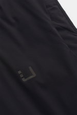 Nahaufnahme der schwarzen UBR Outdoor-Weste 'Raptor' mit reflektierendem Logo, glattem Microfaserstoff und leichter Wattierung aus schräger Perspektive.