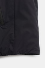 UBR Outdoor-Weste 'Raptor' schwarz, Detailaufnahme der linken Seite, leichte Wattierung, Microfaser, Slim Fit, Reißverschluss, reflektierende Details.