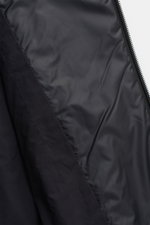 UBR Outdoor-Weste 'Raptor' schwarz, Nahaufnahme Innenansicht mit weicher Microfaser, leichter Wattierung und tonalem Futterstoff, Zwei-Wege-Reißverschluss sichtbar.