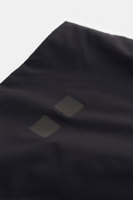 UBR Outdoor-Weste 'Raptor' schwarz aus hochwertiger Microfaser mit reflektierendem Logo, leichter Wattierung, Slim Fit, Schräge Zipper-Taschen, Detailansicht.