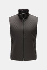 UBR Outdoor-Weste 'Raptor' dunkelbraun, frontale Nahaufnahme, Slim Fit, Microfaser, Wattierung, Stehkragen, zwei Zippertaschen, reflektierende Details.