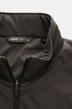 UBR Outdoor-Weste 'Raptor' dunkelbraun, Slim Fit mit Stehkragen, Zwei-Wege-Reißverschluss, schräge Taschen, leichte Wattierung, Frontansicht.