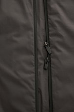 UBR Outdoor-Weste 'Raptor' dunkelbraun, Detailaufnahme von vorne auf Reißverschluss, leichte Wattierung, Microfaser, Slim Fit, Reflektoren.