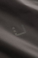UBR Outdoor-Weste 'Raptor' dunkelbraun, frontal fotografiert, aus leichter Microfaser mit weichem Griff, Wattierung, reflektierendem Logo, Stehkragen, zwei Zipper-Taschen und Slim Fit.