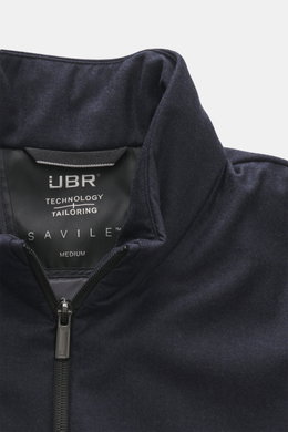 UBR Outdoorweste 'Raptor Savile' navy meliert, Detailansicht Innenkragen mit Label, reine Merinowolle, leichter Komfort, Slim Fit, Stehkragen, Zipper.