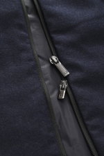 UBR Outdoorweste 'Raptor Savile' navy meliert im Detail, Nahaufnahme des Zwei-Wege-Reißverschlusses und glattem Futterstoff, reine Merinowolle, Slim Fit.