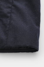 UBR Outdoorweste 'Raptor Savile' navy meliert, Detailaufnahme der leichten Wattierung aus reiner Merinowolle, weicher Griff, schräge Taschen, Slim Fit, von oben fotografiert.