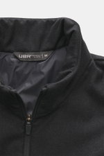UBR Outdoorweste 'Raptor Savile' anthrazit meliert, Detailaufnahme von oben, Stehkragen mit YKK-Zipper, reine Merinowolle, leichte Wattierung, Slim Fit.