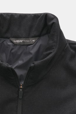 UBR Outdoorweste 'Raptor Savile' anthrazit meliert, Detailaufnahme von oben, Stehkragen mit YKK-Zipper, reine Merinowolle, leichte Wattierung, Slim Fit.