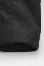 UBR Outdoorweste 'Raptor Savile' anthrazit meliert, Detailaufnahme der Stoffstruktur und Wattierung, reine Merinowolle, weicher Griff, Slim Fit, schräg gearbeitete Zipper-Leistentaschen, Stehkragen, geschmeidiges Futter, sportiver Look, leichte Wattierung