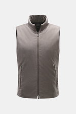UBR Outdoorweste 'Raptor Savile' taupe meliert, frontale Nahaufnahme, Slim Fit, Stehkragen, Zwei-Wege-Reißverschluss, schräge Zipper-Leistentaschen, leichte Wattierung, reine Merinowolle.