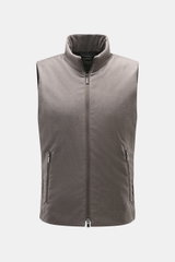 UBR Outdoorweste 'Raptor Savile' taupe meliert, frontale Nahaufnahme, Slim Fit, Stehkragen, Zwei-Wege-Reißverschluss, schräge Zipper-Leistentaschen, leichte Wattierung, reine Merinowolle.