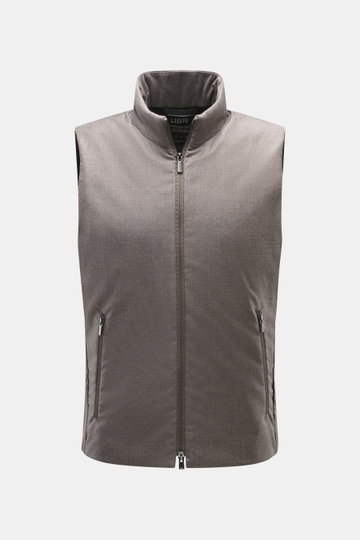 UBR Outdoorweste 'Raptor Savile' taupe meliert, frontale Nahaufnahme, Slim Fit, Stehkragen, Zwei-Wege-Reißverschluss, schräge Zipper-Leistentaschen, leichte Wattierung, reine Merinowolle.
