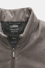 UBR Outdoorweste "Raptor Savile" taupe meliert, Nahaufnahme von Stehkragen und Reißverschluss, Slim Fit, reine Merinowolle, leichte Wattierung, weicher Griff.