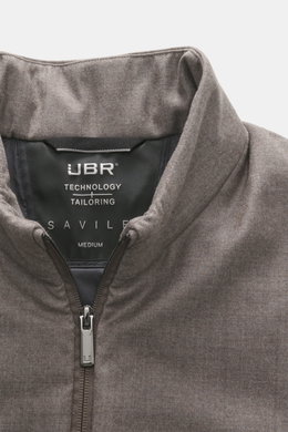UBR Outdoorweste "Raptor Savile" taupe meliert, Nahaufnahme von Stehkragen und Reißverschluss, Slim Fit, reine Merinowolle, leichte Wattierung, weicher Griff.