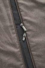 UBR Outdoorweste 'Raptor Savile' taupe meliert in Nahaufnahme von vorne, mit zwei-Wege-Reißverschluss, Merinowolle, leichter Wattierung, Stehkragen, slim fit.