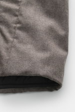 UBR Outdoorweste 'Raptor Savile' taupe meliert, Detailaufnahme von unten, reine Merinowolle, leichte Wattierung, Slim Fit, weicher Griff, Stehkragen, Zipper-Taschen.