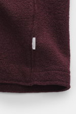 Nahaufnahme der 04651/ A trip in a bag Woll-Weste 'Boiled' bordeaux in Slim Fit, Bouclé-Strick aus reiner Schurwolle, weicher Griff, Raw-Edge-Finish, mit kleinem Weblabel in Seitennaht, gewalkte Qualität, Metall-Reißverschluss, Stehkragen, aufgesetzte Bru
