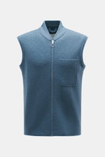 Frontansicht der 04651/ A trip in a bag Woll-Weste 'Boiled' graublau mit Bouclé-Strick aus reiner Schurwolle, gewalkter Qualität, weichem Griff, Raw-Edge-Finish, Slim Fit, Metall-Reißverschluss, Stehkragen, aufgesetzter Brusttasche, kleinem Weblabel in de