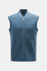 Frontansicht der 04651/ A trip in a bag Woll-Weste 'Boiled' graublau mit Bouclé-Strick aus reiner Schurwolle, gewalkter Qualität, weichem Griff, Raw-Edge-Finish, Slim Fit, Metall-Reißverschluss, Stehkragen, aufgesetzter Brusttasche, kleinem Weblabel in de