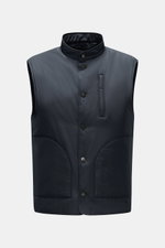 Frontansicht der 04651/ A trip in a bag Outdoorweste 'Padded Nylon' navy, Slim Fit mit Stehkragen, fünf Knöpfen, Brust- und Fronttaschen, glatter Microfasergriff.