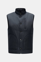 Frontansicht der 04651/ A trip in a bag Outdoorweste 'Padded Nylon' navy, Slim Fit mit Stehkragen, fünf Knöpfen, Brust- und Fronttaschen, glatter Microfasergriff.