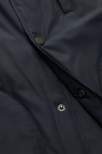 Nahaufnahme der dunkelblauen 04651/ A trip in a bag Outdoorweste 'Padded Nylon' navy aus glatter Microfaser mit Slim Fit, Fünf-Knopf-Leiste und paspelierter Brusttasche, Fronttaschen sowie Stehkragen, fotografiert aus schräger Perspektive.