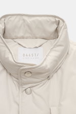 Nahaufnahme des Stehkragens und der Fünf-Knopf-Leiste der beige 04651/ A trip in a bag Outdoorweste 'Padded Nylon' aus glatter Microfaser, Slim Fit, mit paspelierter Zipper-Brusttasche, aufgesetzten Fronttaschen und geschmeidigem Futterstoff, fotografiert