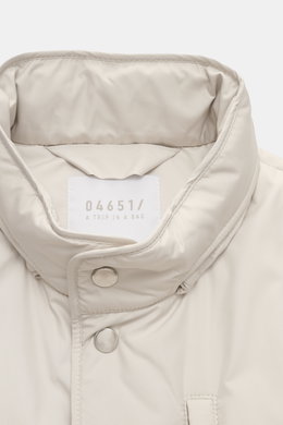 Nahaufnahme des Stehkragens und der Fünf-Knopf-Leiste der beige 04651/ A trip in a bag Outdoorweste 'Padded Nylon' aus glatter Microfaser, Slim Fit, mit paspelierter Zipper-Brusttasche, aufgesetzten Fronttaschen und geschmeidigem Futterstoff, fotografiert
