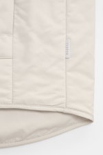 Beige Outdoorweste 04651/ A trip in a bag 'Padded Nylon' aus glatter Microfaser, Slim Fit, mit Stehkragen, Fünf-Knopf-Leiste, Zipper-Brusttasche, Fronttaschen, geschmeidigem Futter, Detailaufnahme.
