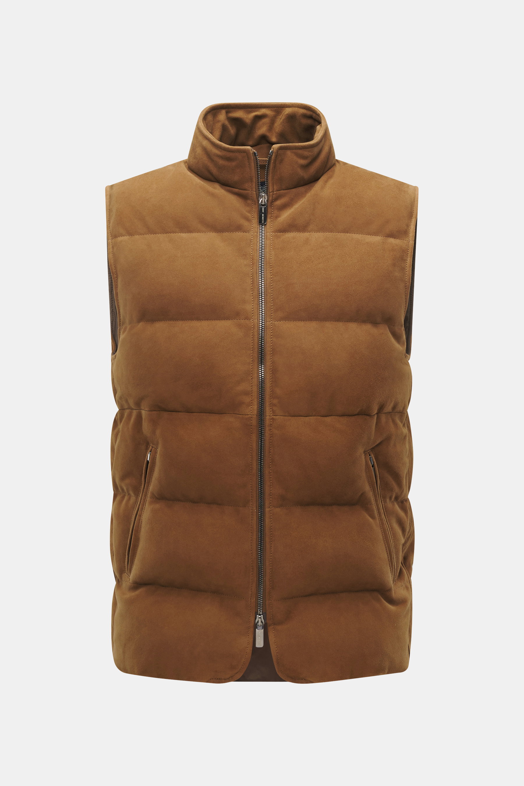 Eddy Monetti Veloursleder-Daunenweste hellbraun, frontale Nahaufnahme, softes Veloursleder, weicher Griff, wärmende Daunenfüllung, Slim Fit, Zwei-Wege-Reißverschluss, Stehkragen, Zipper-Fronttaschen, geschmeidiger Futterstoff, zwei Innentaschen.